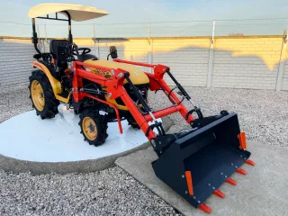 Front loader for Force 325 compact tractors (1)