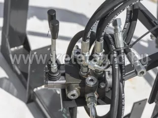 Front loader for Iseki TG25 Japanese compact tractors, Komondor MHR-TG25 (5)