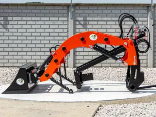 Front loader for Kubota A-15 Japanese compact tractors, Komondor PHR-A-15 (5)