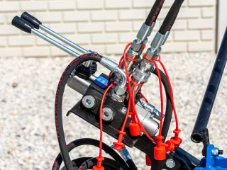 Frontlader für Iseki TG23 japanischen Kleintraktor, Komondor PHR-TG23 (7)