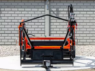 Frontlader für Kubota A-15 japanischen Kleintraktor, Komondor PHR-A-15 (3)