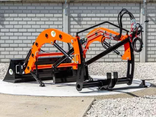 Frontlader für Kubota A-15 japanischen Kleintraktor, Komondor PHR-A-15 (4)