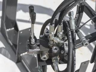 Frontlader für Yanmar F24, F24D, FX24, FX24D japanische Kleintraktoren, Komondor MHR-F24 (9)