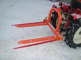Pallet fork with bale spear for Japanese compact tractors, Komondor RVBT-300 (6)
