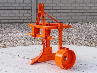 Pflug mit 1 Griessäule, zur 9-16PS japanischen Kleintraktoren, Komondor SER-1 (5)