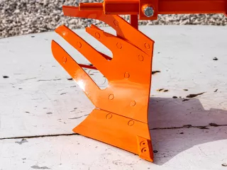 Pflug mit 1 Griessäule, zur 9-16PS japanischen Kleintraktoren, Komondor SER-1 (8)