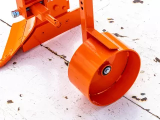 Pflug mit 1 Griessäule, zur 9-16PS japanischen Kleintraktoren, Komondor SER-1 (12)