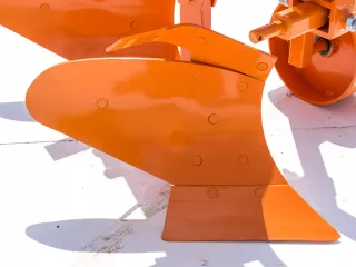 Pflug mit 2 Griessäule, zur 16-23PS japanischen Kleintraktoren, Komondor SE-2 (8)