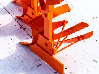 Pflug mit 3 Griessäule, zur 19-30PS japanischen Kleintraktoren, Komondor SER-3 (12)