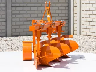 Plow with 3 heads, for 24-30HP Japanese compact tractors, Komondor SE-3 (2)