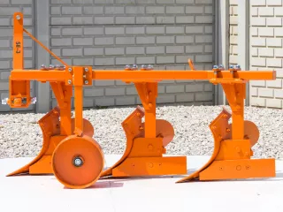Plow with 3 heads, for 24-30HP Japanese compact tractors, Komondor SE-3 (4)