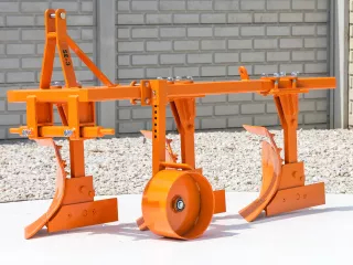 Plow with 3 heads, for 24-30HP Japanese compact tractors, Komondor SE-3 (5)