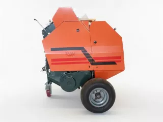 Rundballenpresse für japanische Kleintraktoren, 50x70cm, mit Netzwickler, Komondor RKB-850N (2)
