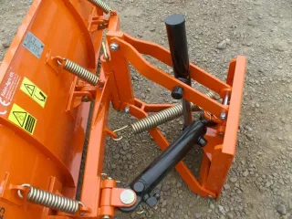 Schneeschild 125cm, mit hydraulischer Hebung, mit hydraulischer Verdrehung, zur japanischen Kleintraktoren, Komondor STLRH-125 (5)