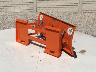 Snow plow 140cm, hidraulic lifting, manual angle adjustment, for skid steer loaders, Komondor STLR-140/B kf (2)