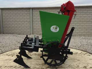 Two-row potato planter (1)