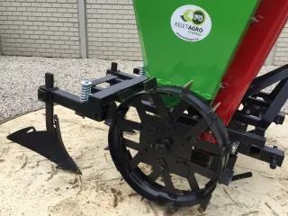Two-row potato planter (8)