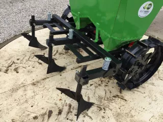 Two-row potato planter (9)