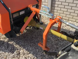 Universal towing device for round baler Komondor RKB-850/870 (2)