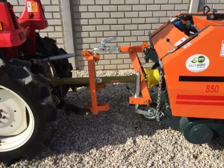 Universal towing device for round baler Komondor RKB-850/870 (3)