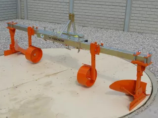 Viticulture plow with 2 heads, adjustable distance, for 16-23HP Japanese compact tractors, Komondor SZE-2A (3)