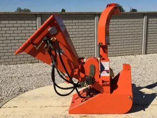 Wood Chipper (Hydro-Mechanic Driven) with own hydraulic system, Komondor FA-H (1)